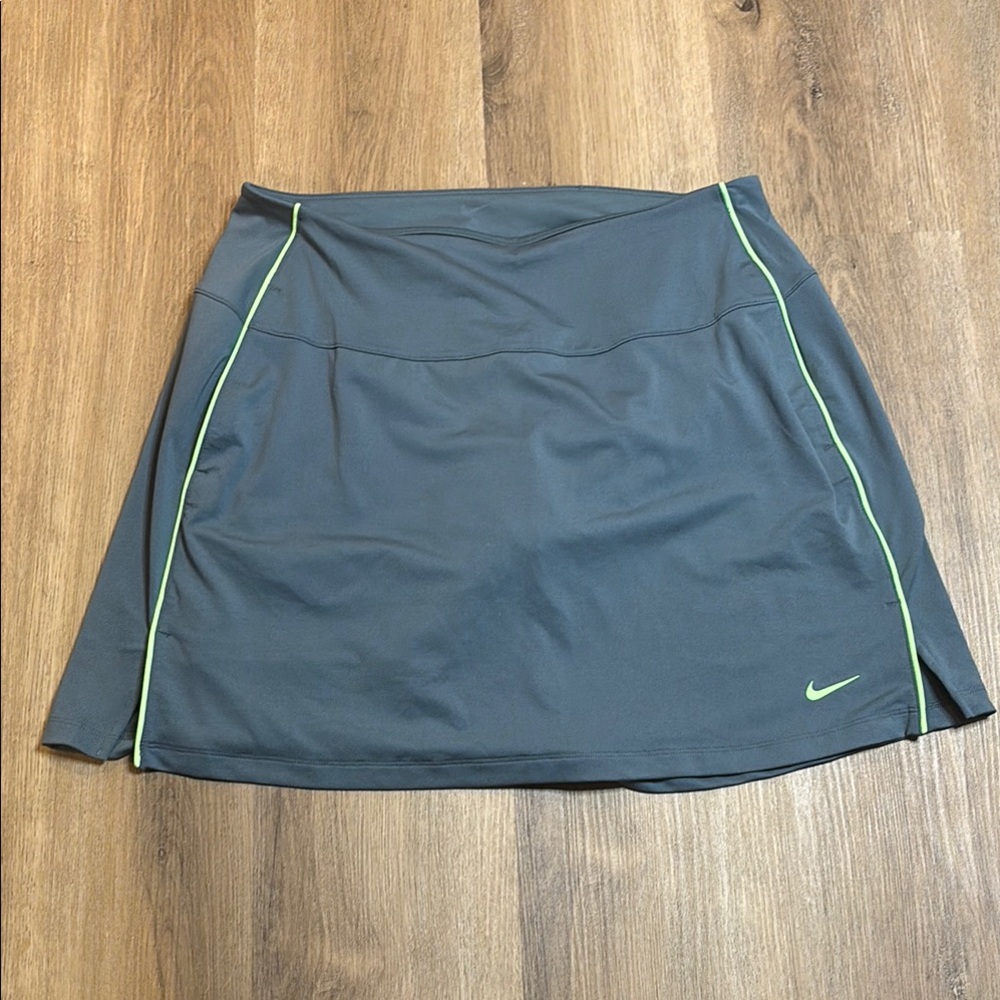 Nike Gray Skort with Green Accents Size Large (bin 11)